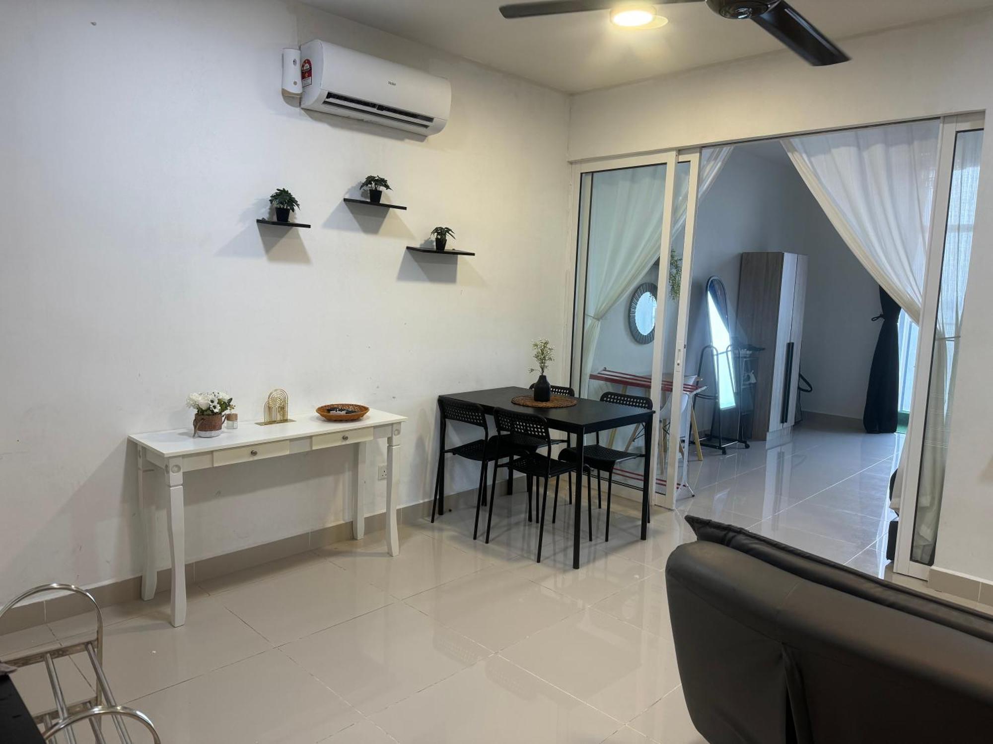 The Shore 12, By Hypnossuites Pangsapuri *